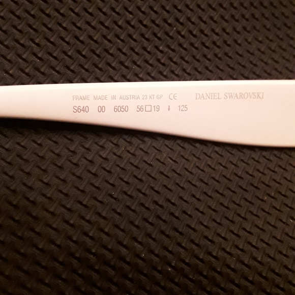 Daniel Swarovski Crystal Eyewear - Picture 4 of 6